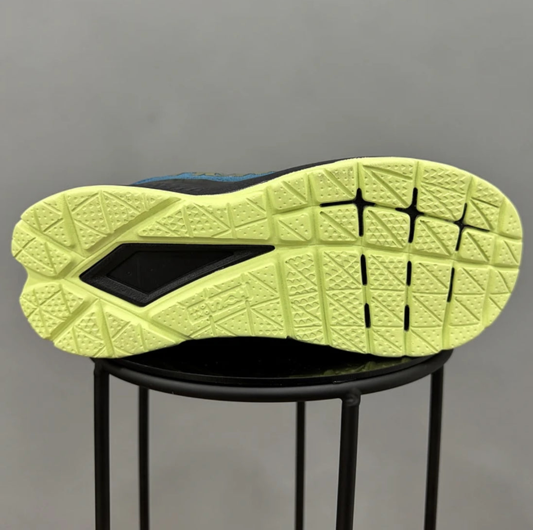 Hoka Mach 4 Petroleo