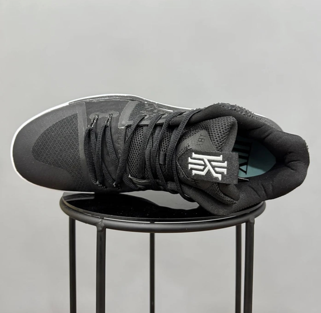 Nike Kyrie 3 Black white