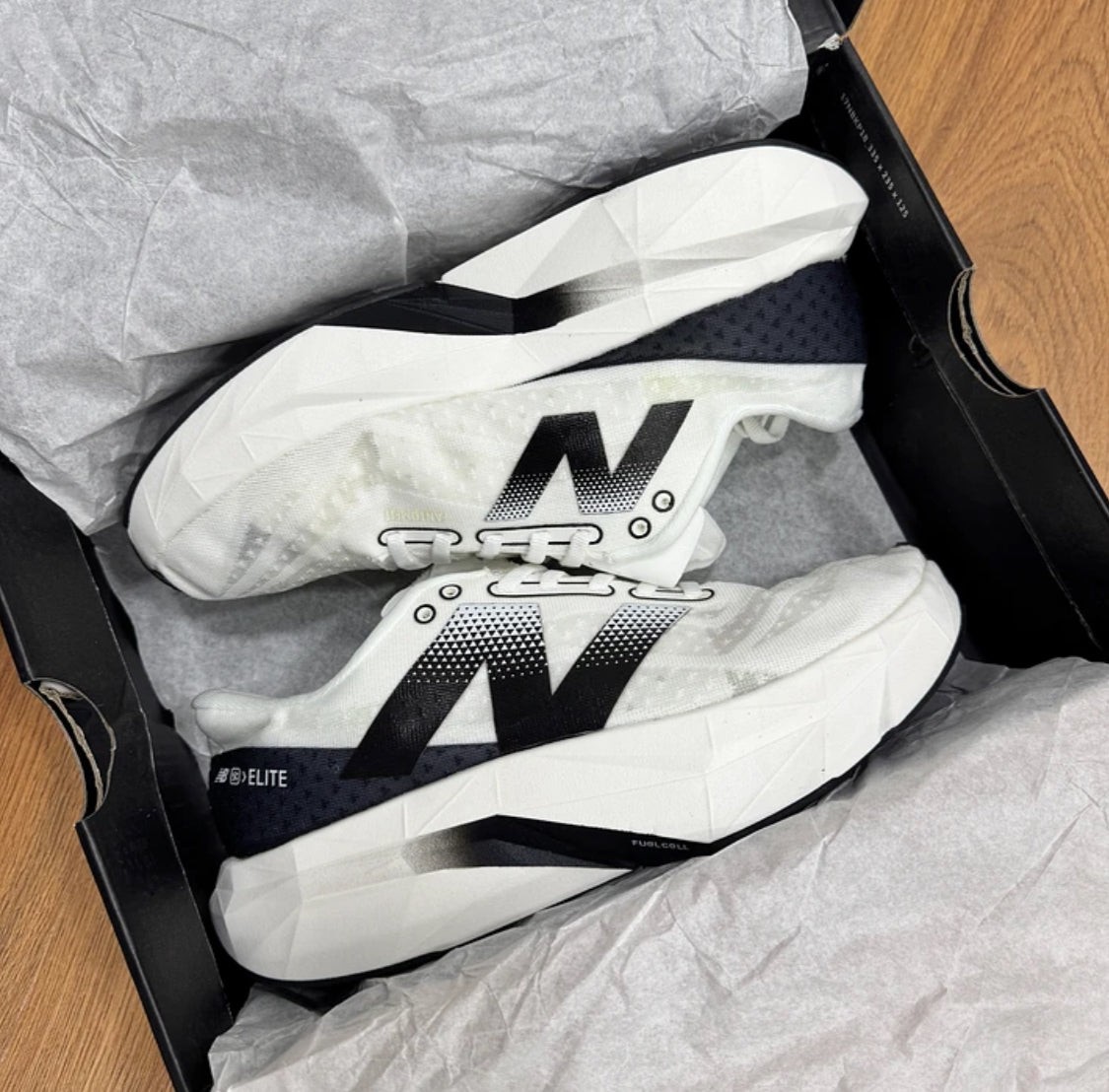 New Balance Elite Revel V4 Blanco Negro