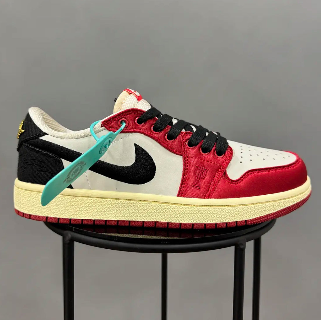 Jordan Retro 1 Low Trophy Room