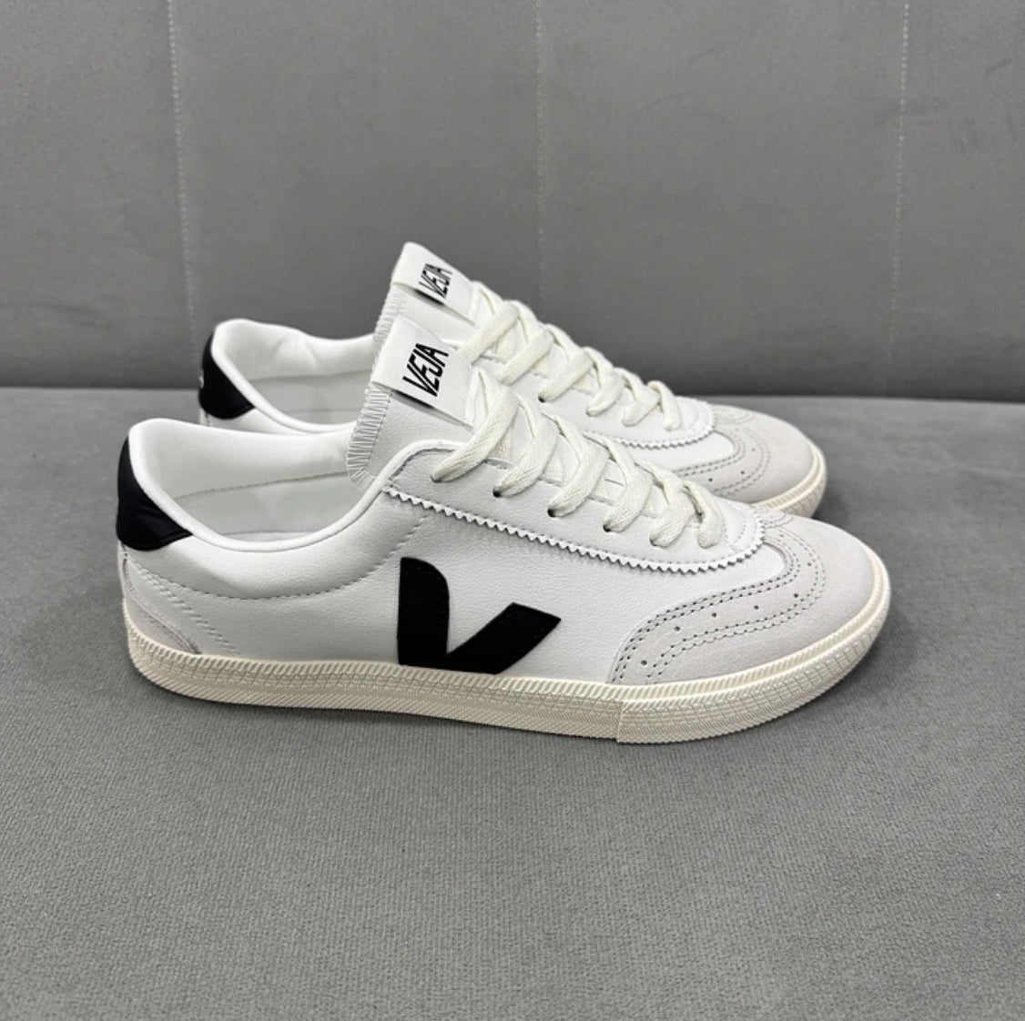 Veja Volley White Black
