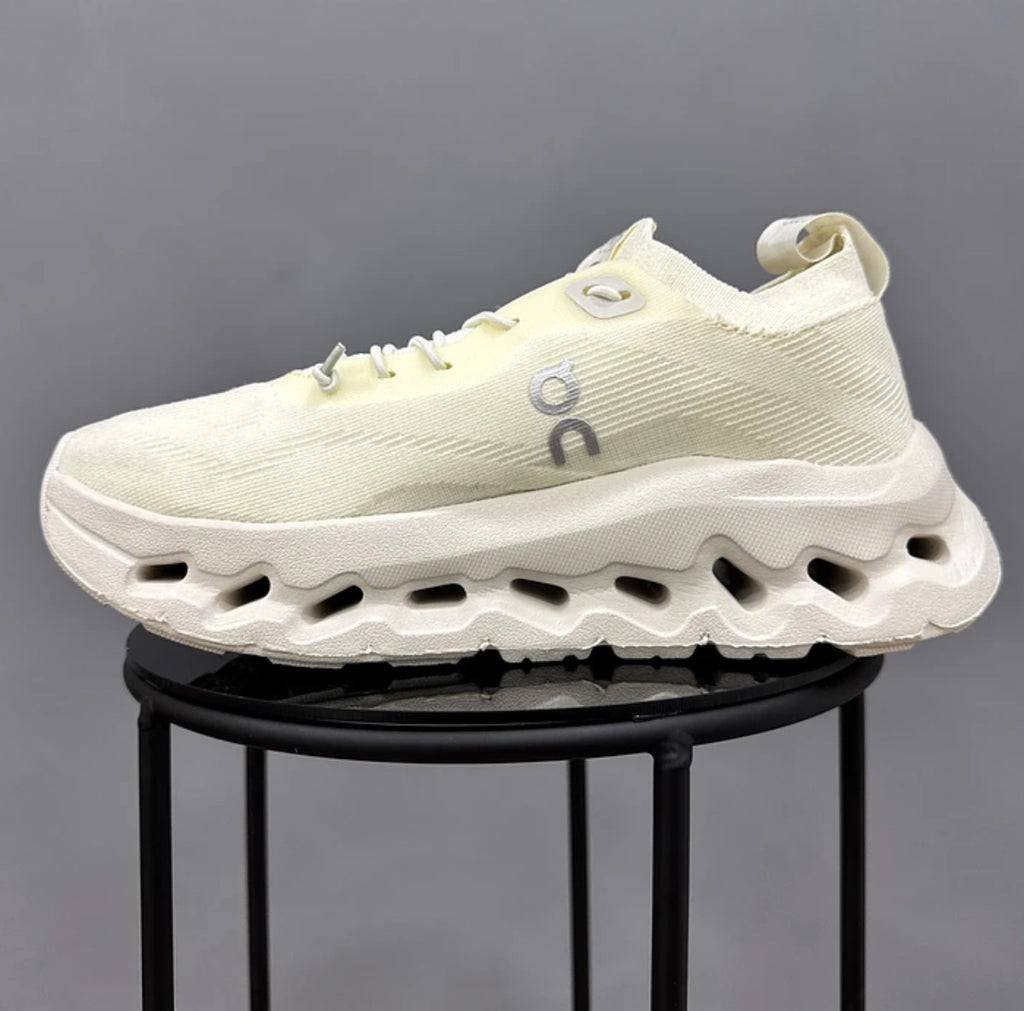 On Cloudtilt Loewe Crema