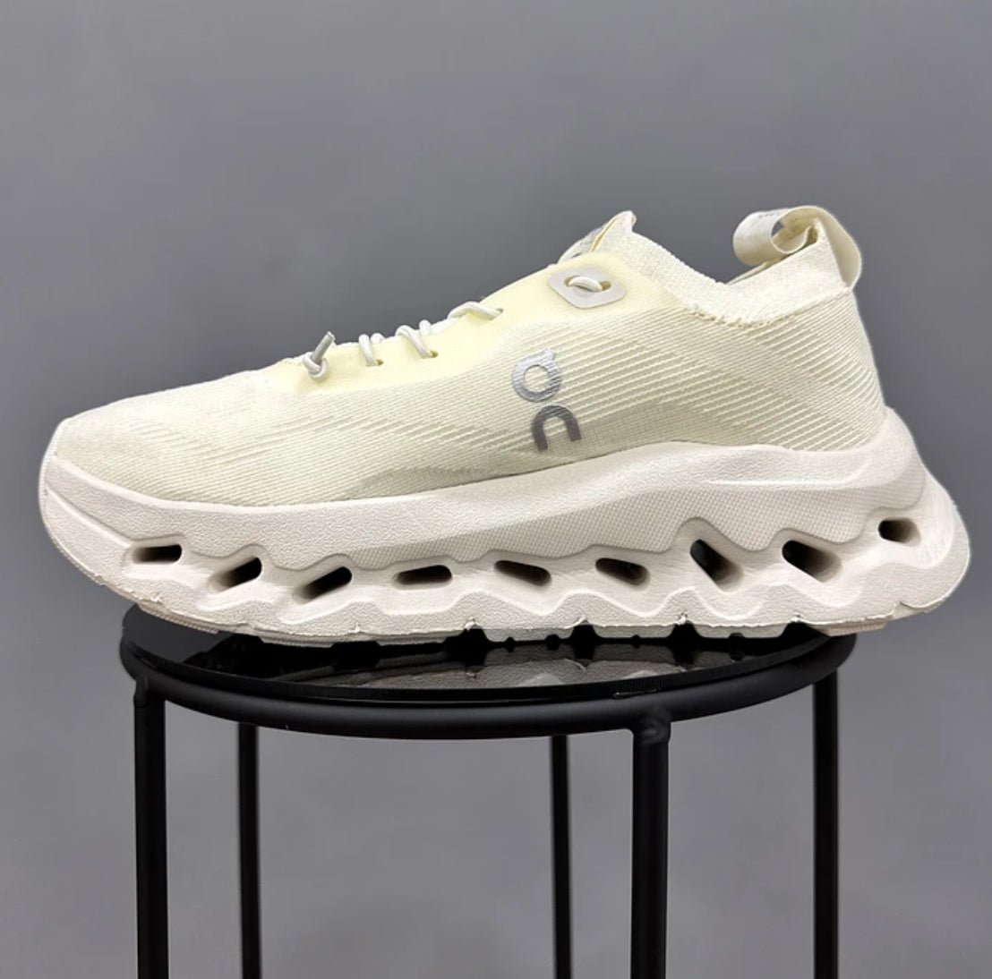 On Cloudtilt Loewe Crema