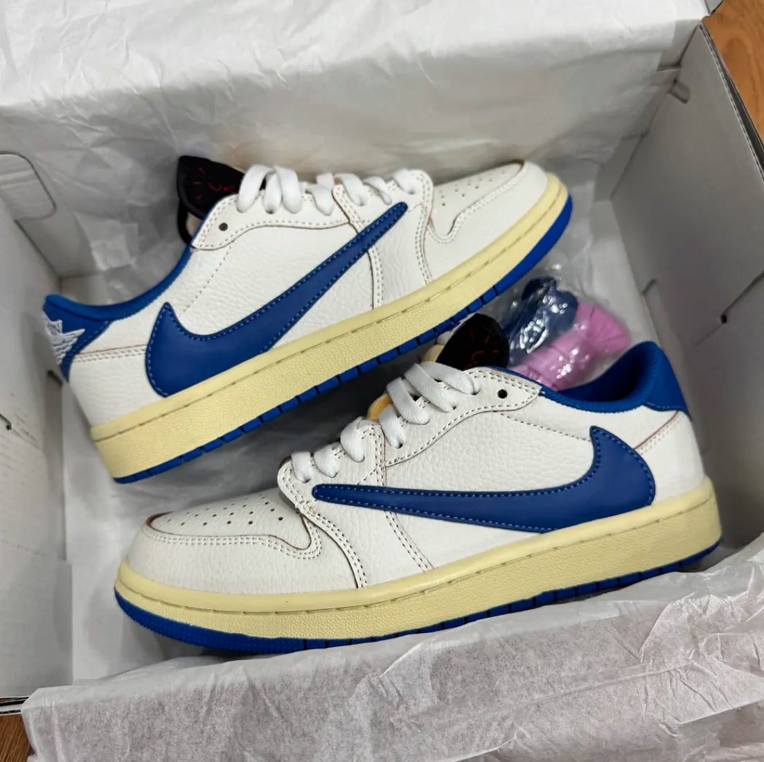 Jordan Retro 1 Low Travis Fragment