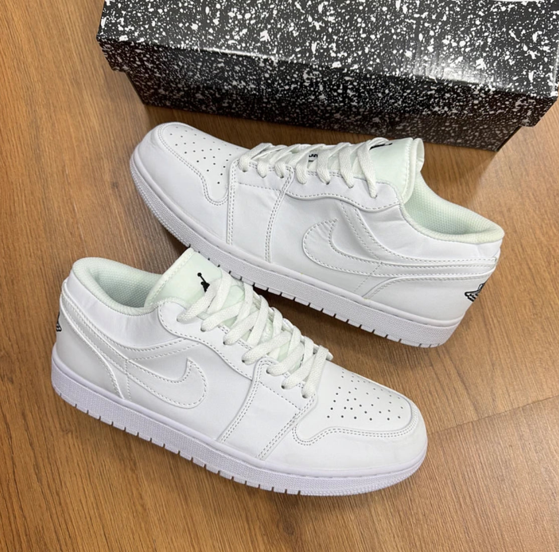 Jordan Retro 1 Low White