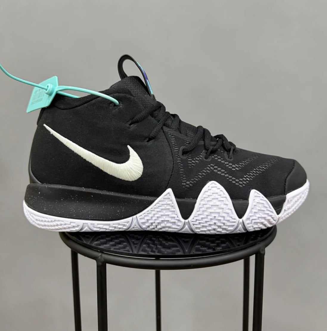 Nike Kyrie 4 Black White