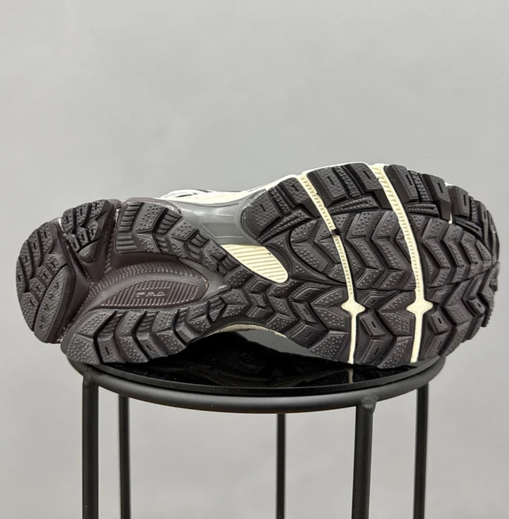 Asics Kahana 8 Beige