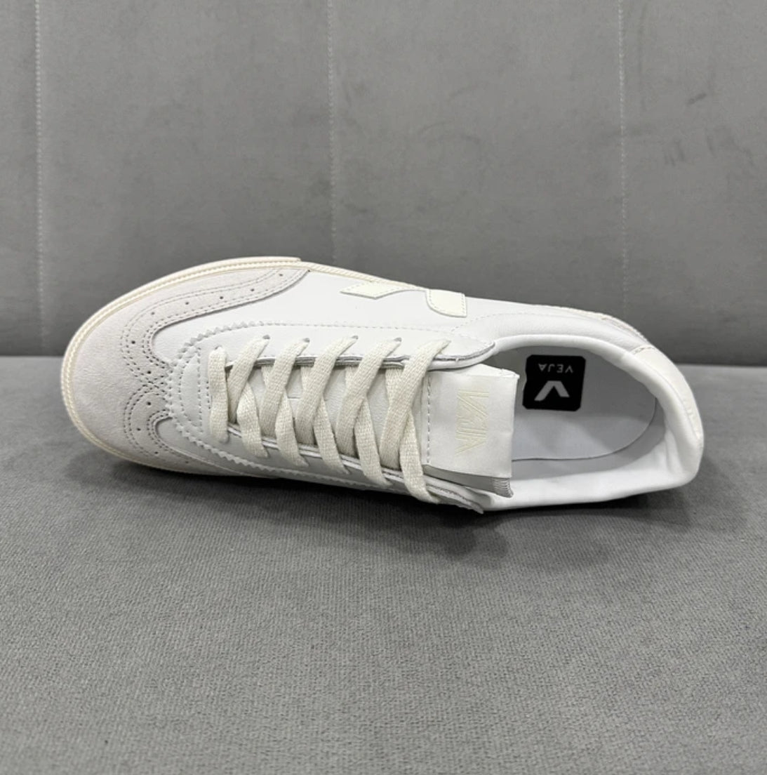 Veja Volley White
